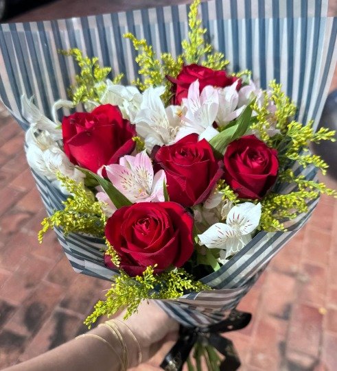 Foto do produto Buquê 05 rosas